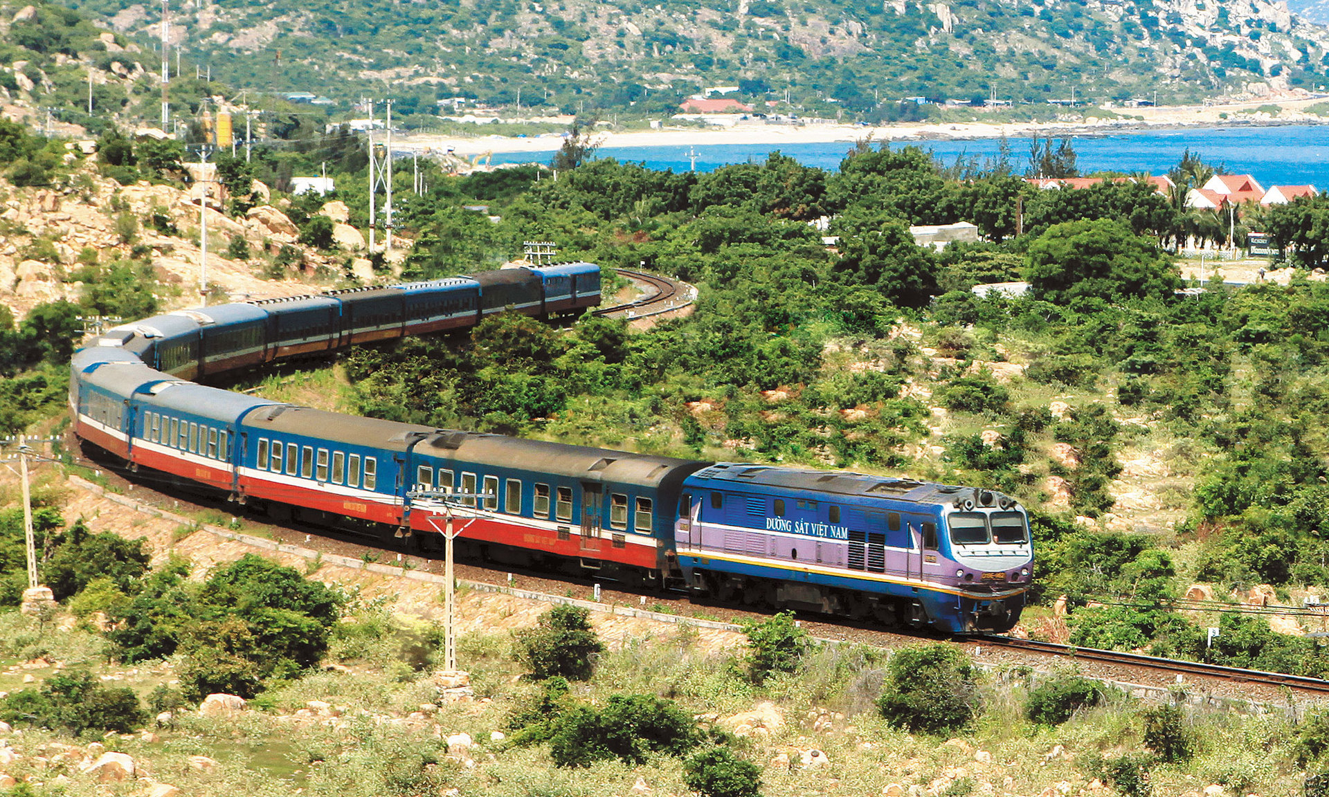 TRAIN TRAVEL IN VIETNAM TRAIN TRAVEL IN VIETNAM